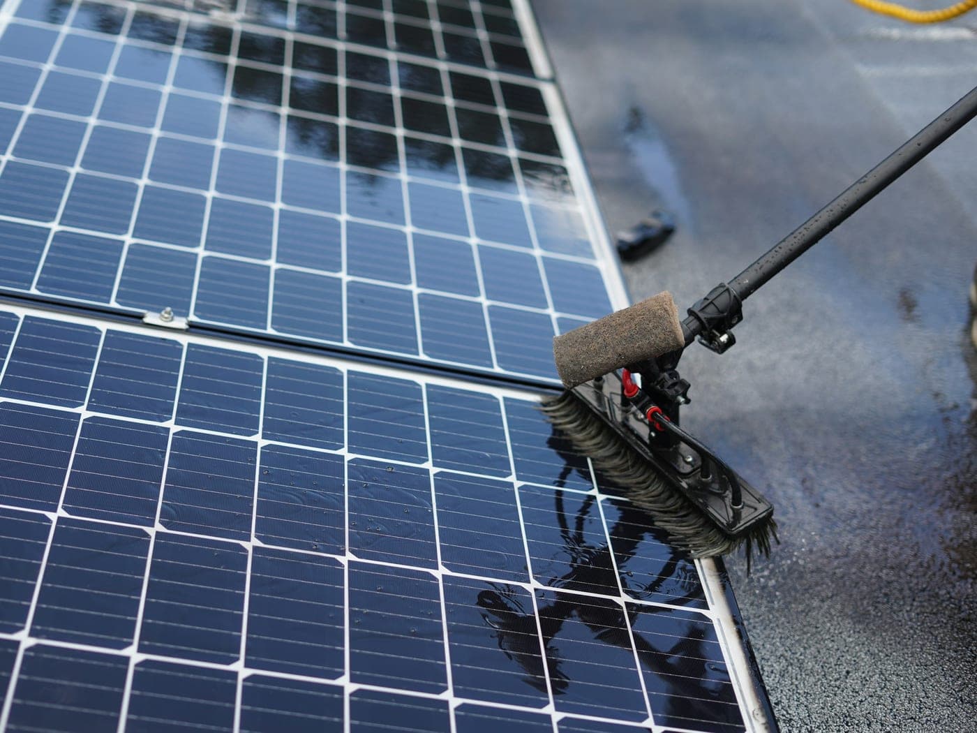 Rijen zonnepanelen op een plat dak in de zon