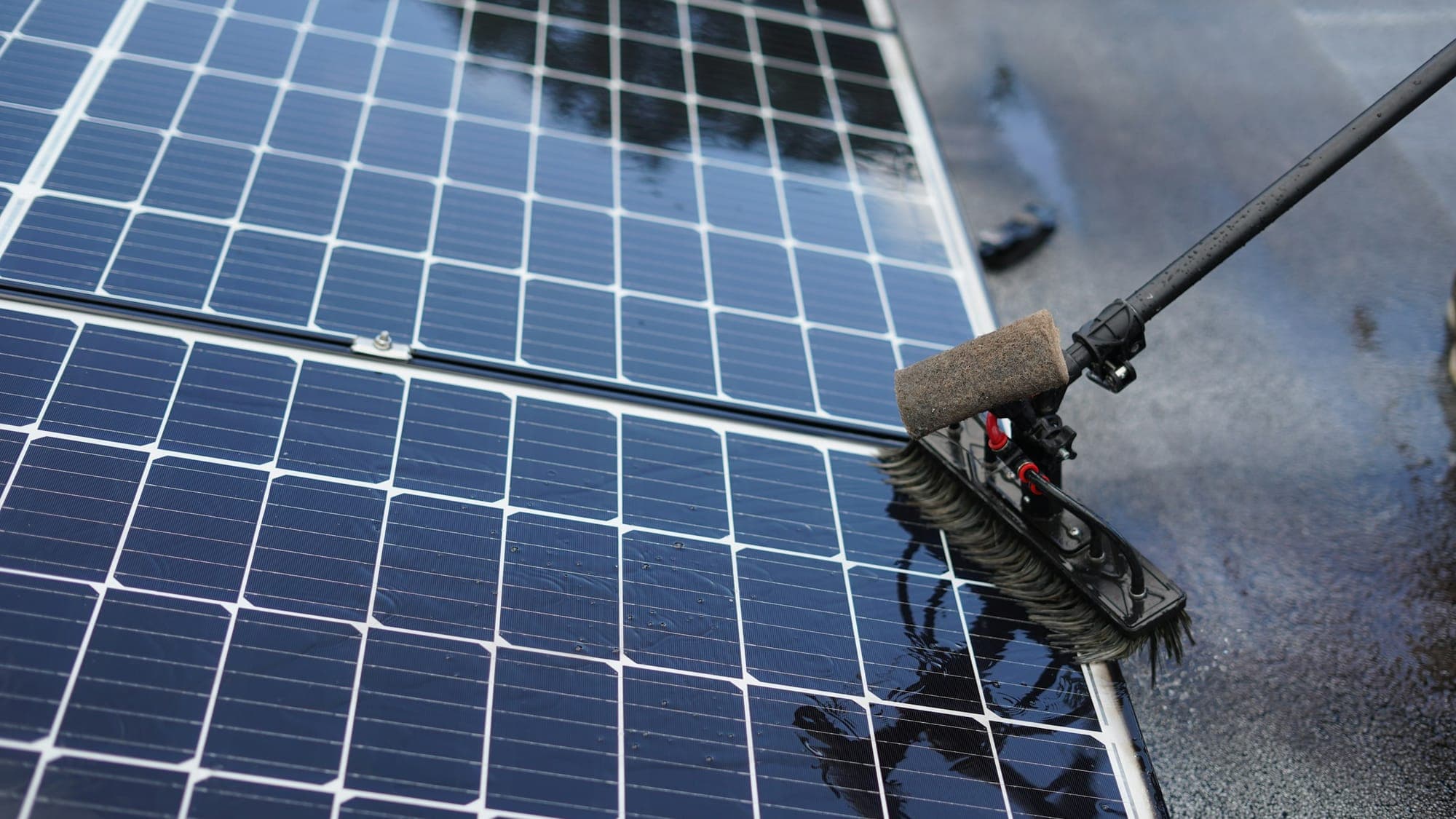 Rijen zonnepanelen op een plat dak in de zon